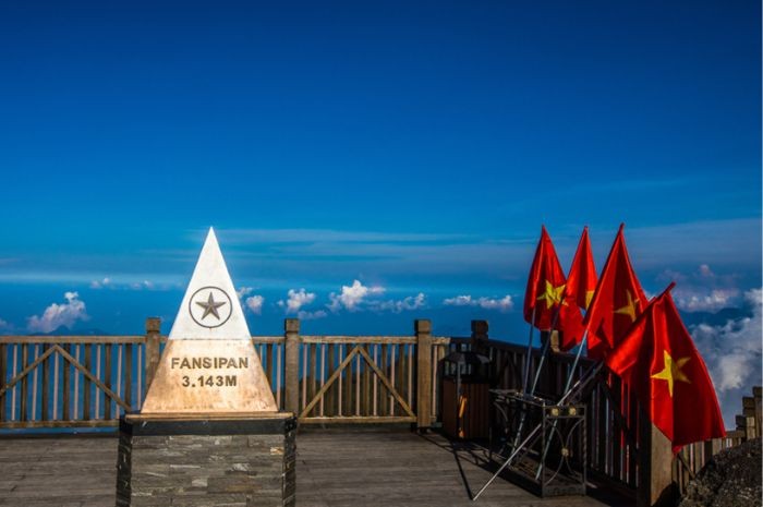 Check in tại đỉnh Fansipan - Nóc nhà Đông Dương khi đi tour du lịch Đông Tây Bắc